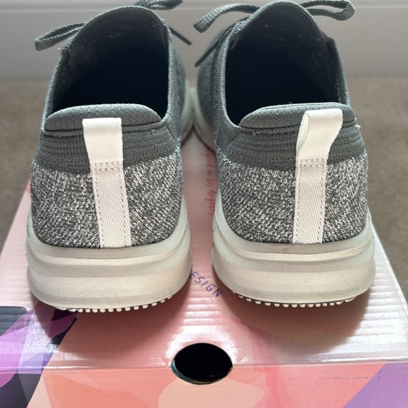 EUC Skechers Women’s Gray Sneakers with Air-Cooled Memory Foam - Picture 4 of 7